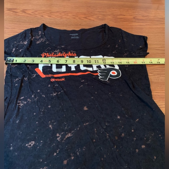 🏒 Philadelphia Flyers Hockey Bleach Dye Scoop-Neck T-Shirt - Picture 4 of 5